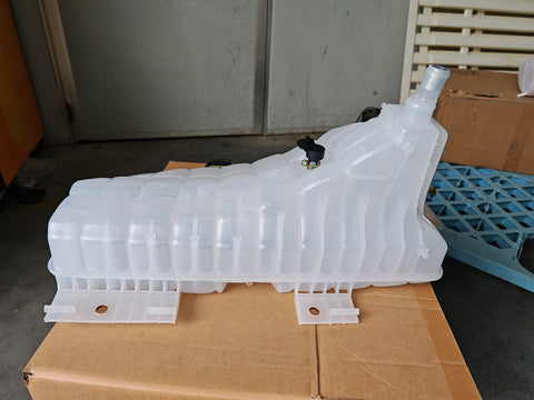 GA-A9017&N53546001 603-5403 Water Reservoir Tank For Peterbilt 348 365 367 377 382 384 385 386 388 389 Kenworth T600 T660 T800 W900 2008 2009 2010 2011 2012 2013 2014 2015 2016 2017 2018 2019 2020 2021 2022 N53546001/603-5403